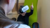 Bij het servicepunt Bloedafname in Deventer Ziekenhuis gebruiken ze een VR-bril tegen naaldangst