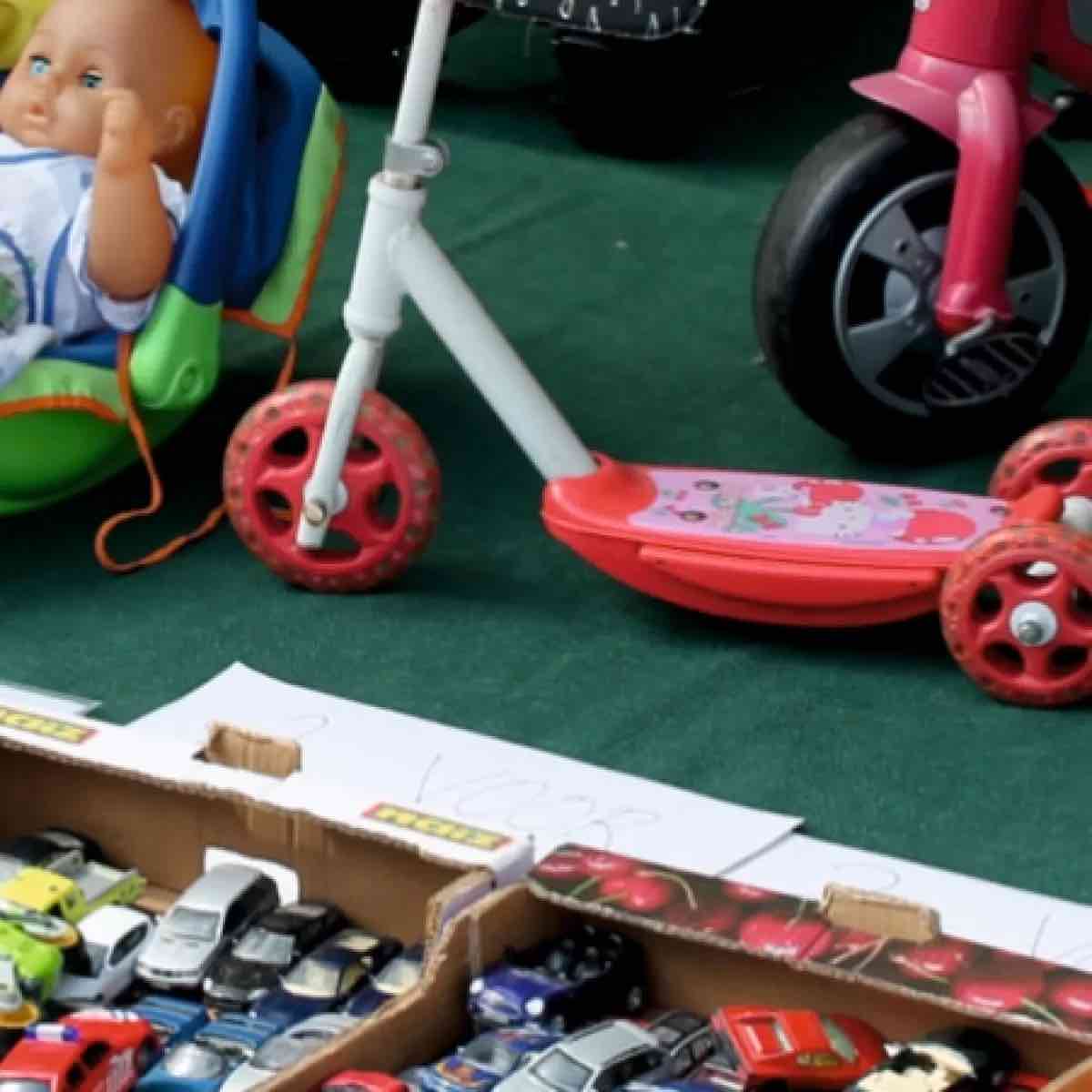 Kleedjesmarkt in winkelcentrum Colmschate - indebuurt Deventer