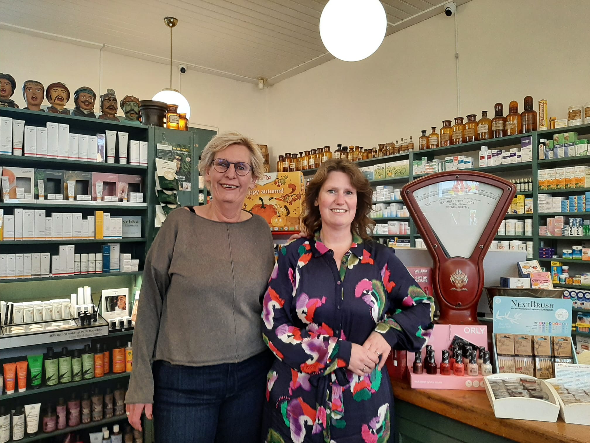 De Kruidnagel in de Walstraat bestaat 50 jaar: ‘Als klein meisje mocht ik de vitaminecapsules tellen