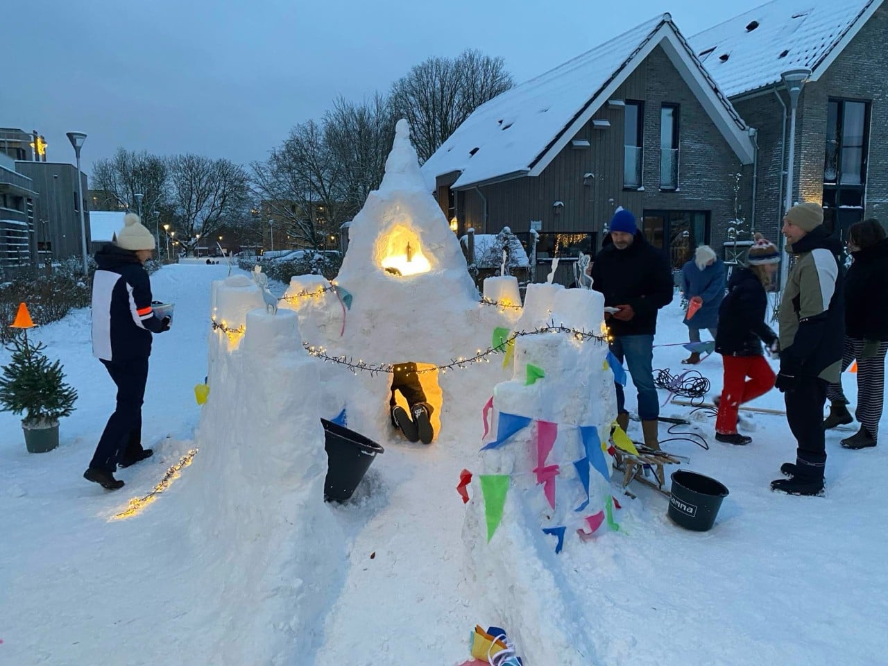 Spontaan buurtfeestje: Deze Deventer buurt bouwde samen een ‘burcht’ van sneeuw
