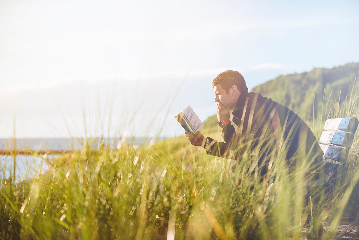 achterhoekse-woorden-man-lezen-boek-unsplash