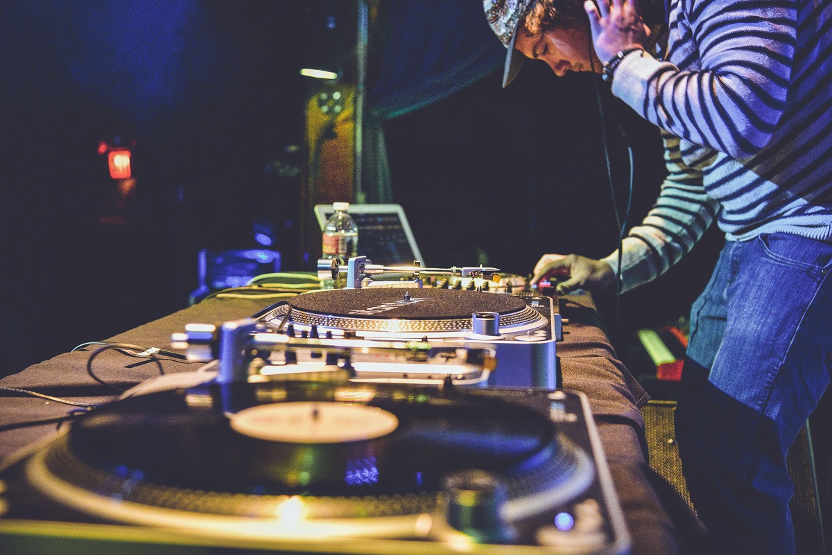 uitgaan party dj unsplash