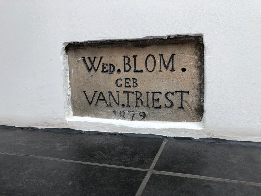 Hierom lees je in groene letters 'blom' achter de HEMA parkeerplaats