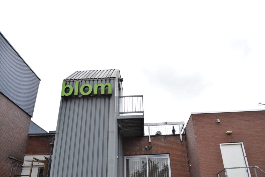 Hierom lees je in groene letters 'blom' achter de HEMA parkeerplaats