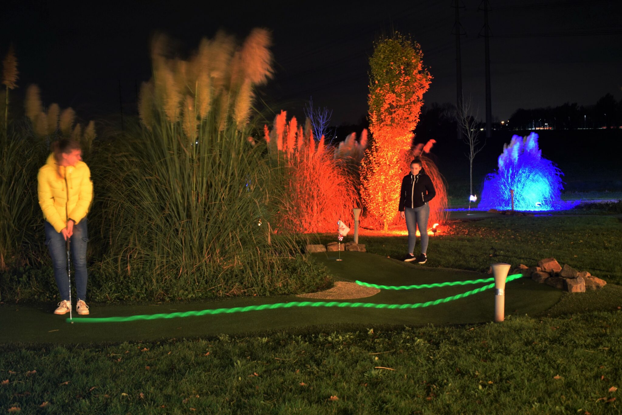 Superleuk om wél te doen buitenshuis Glow Nights, golf in the dark