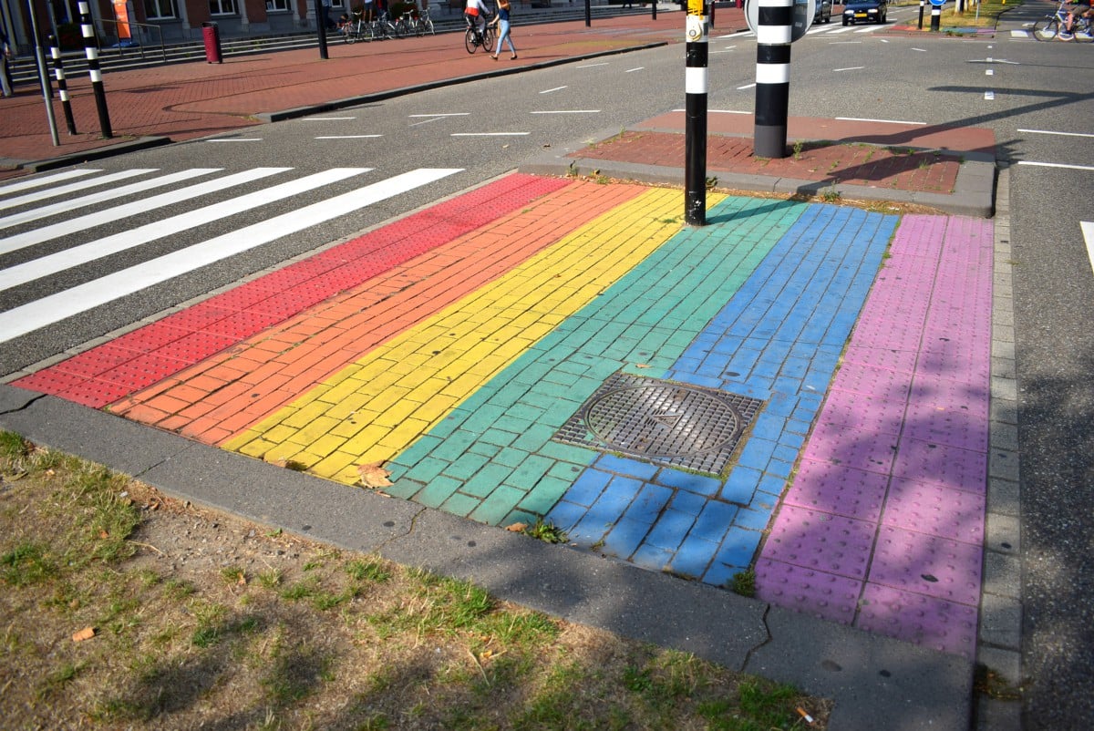 Gaybrapad regenboogpad regenboogzebrapad Dordrecht Station - indebuurt Dordrecht