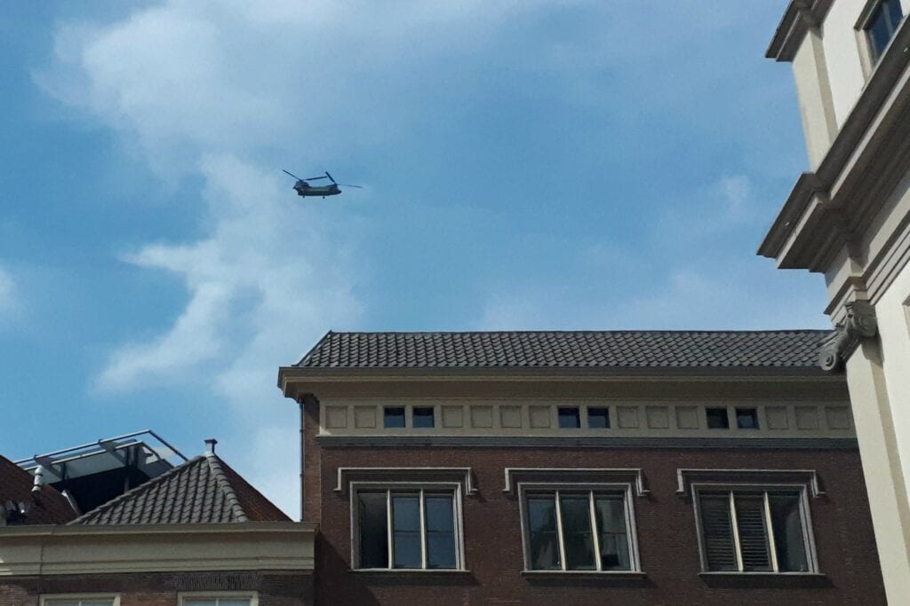 Chinookhelikopter vliegt over de Dordtse binnenstad,