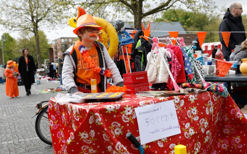 MAG DAT eten verkopen op de rommelmarkt tijdens Koningsdag