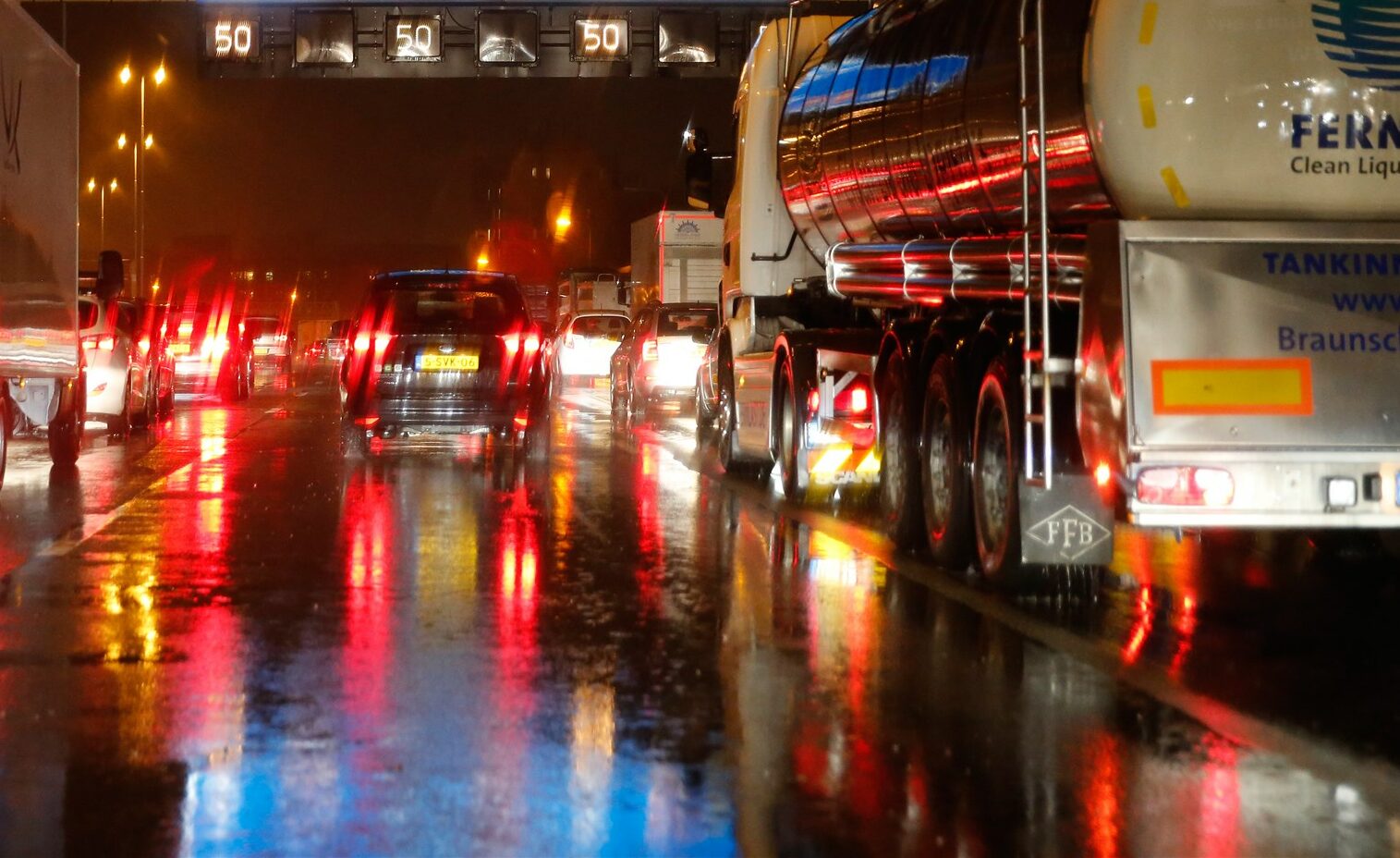 Regen snelweg A16 vluchtstrook - indebuurt Dordrecht