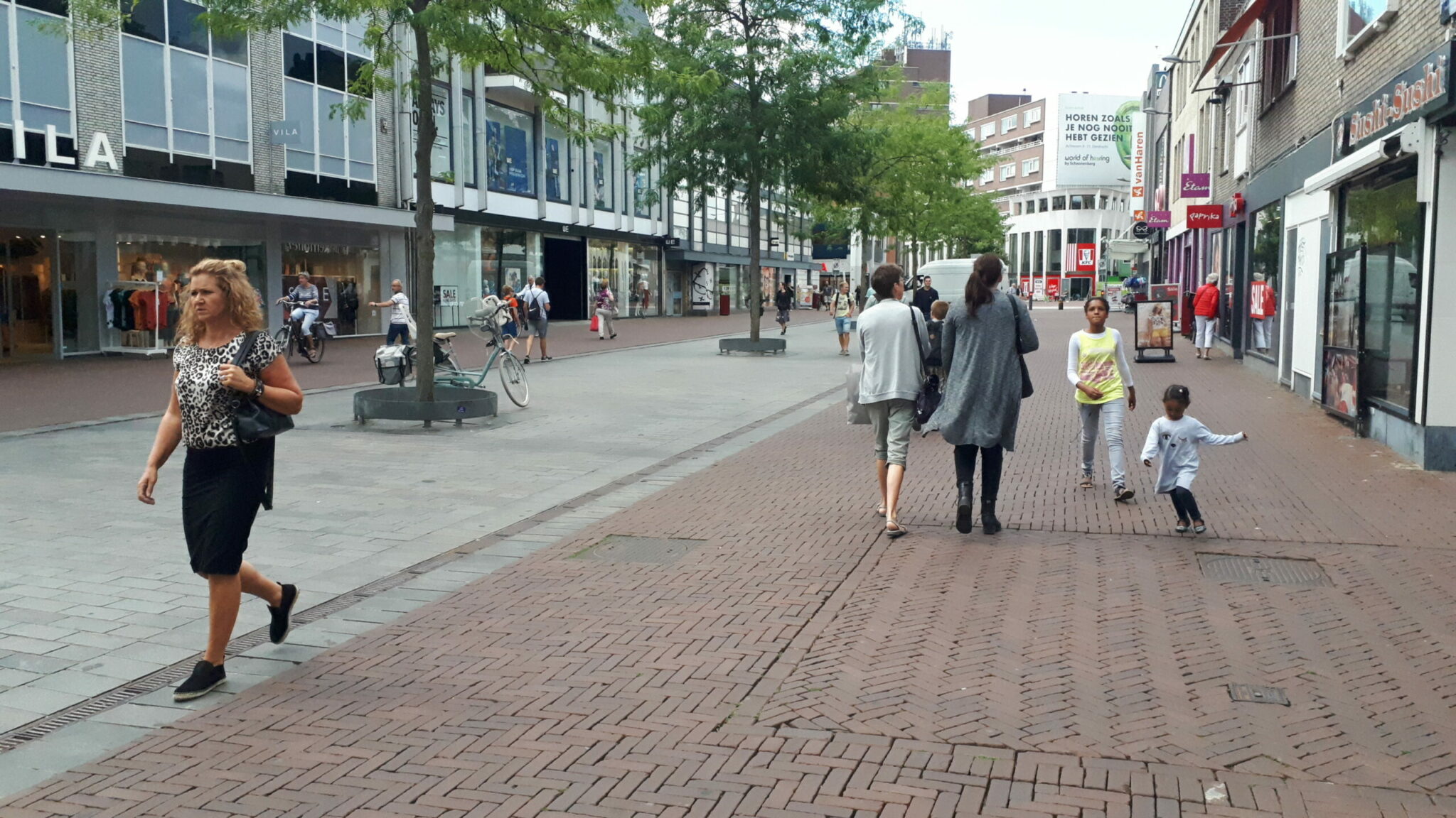 Sarisgang winkelen aanbiedingen acties shoppen IDBstock