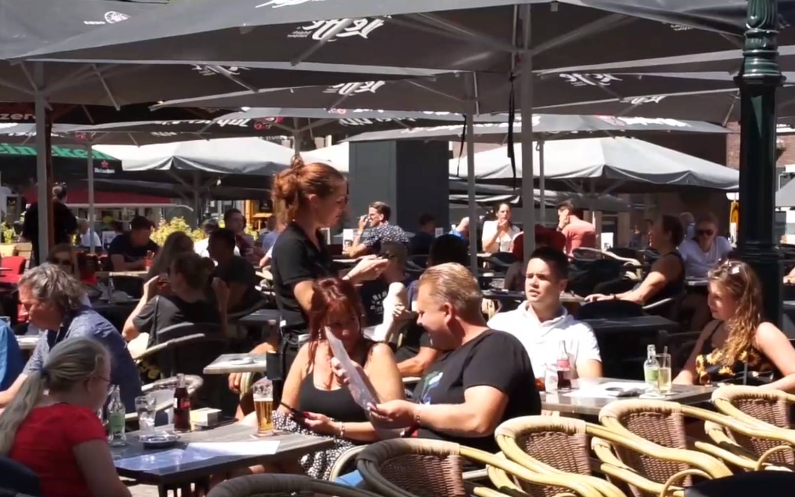 Terrassen 1 juni naast elkaar corona - Loes van Zanten
