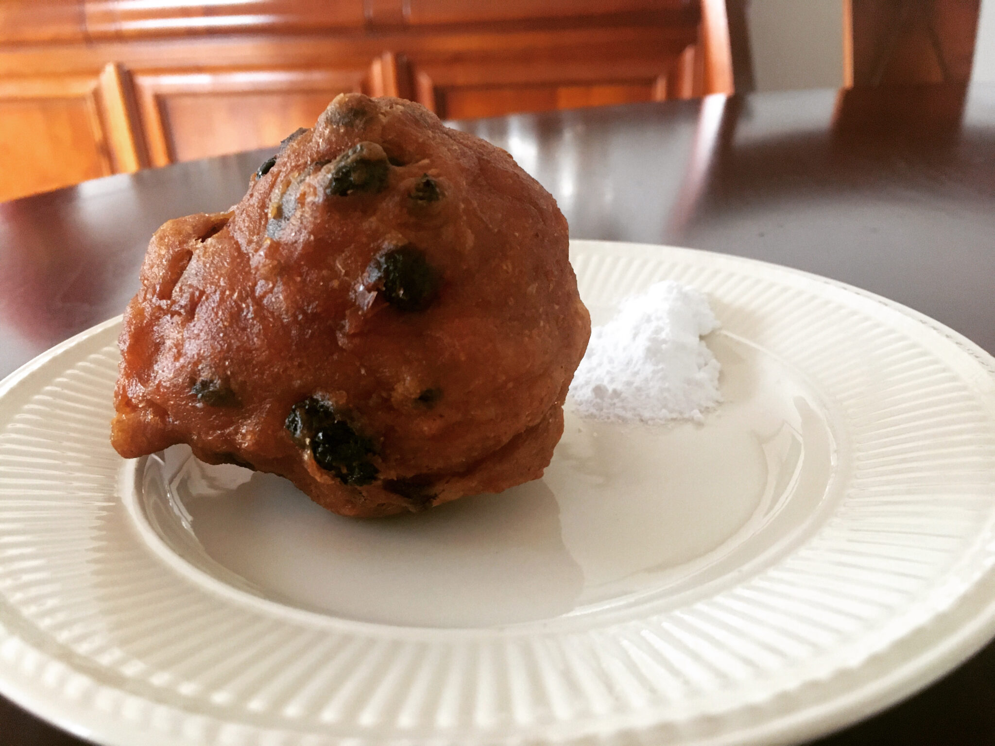 Oliebol van Oliebollenkraam Monique in Dordrecht | Indebuurtdordrecht