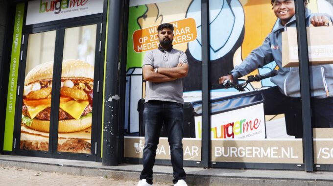 Burgerme Dordrecht Waqas Sardar in Winkelcentrum Sterrenburg hamburgers op maat zelf samenstellen