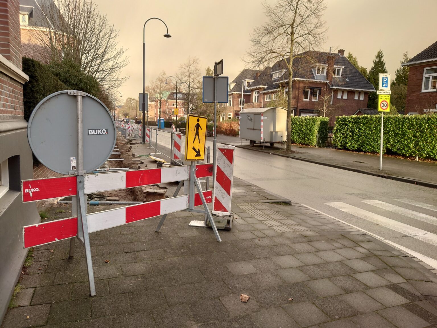 Hier wordt aan de weg gewerkt in de week van maandag 24 januari indebuurt Dordrecht