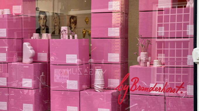 byBranderhorst op de Voorstraat-Noord heeft een roze etalage door Aestetic Studios