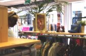 Bij ReShare Store op de Voorstraat in Dordrecht kun je veel vintage kleding en tweedehands items kopen