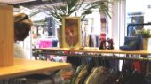 Bij ReShare Store op de Voorstraat in Dordrecht kun je veel vintage kleding en tweedehands items kopen