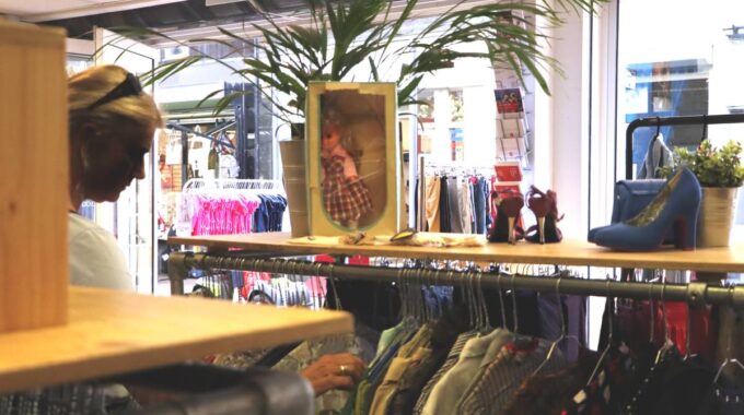 Bij ReShare Store op de Voorstraat in Dordrecht kun je veel vintage kleding en tweedehands items kopen