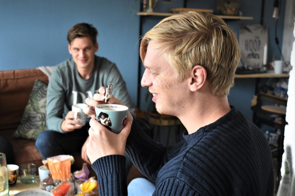 chris doopt stroopwafel in koffie