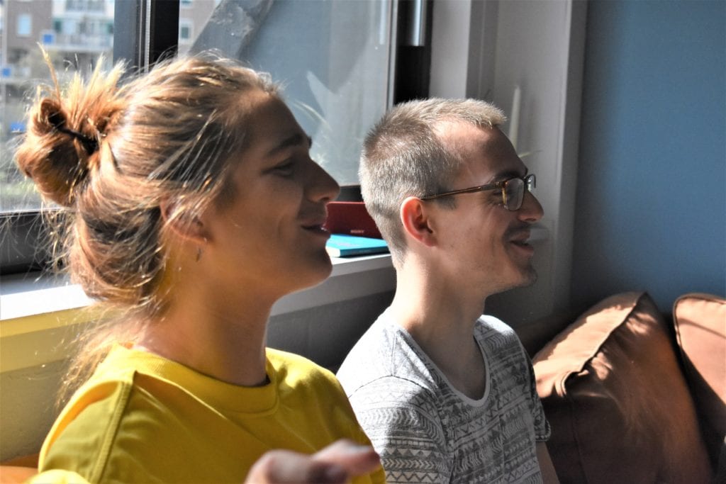 carmen en freek lachen