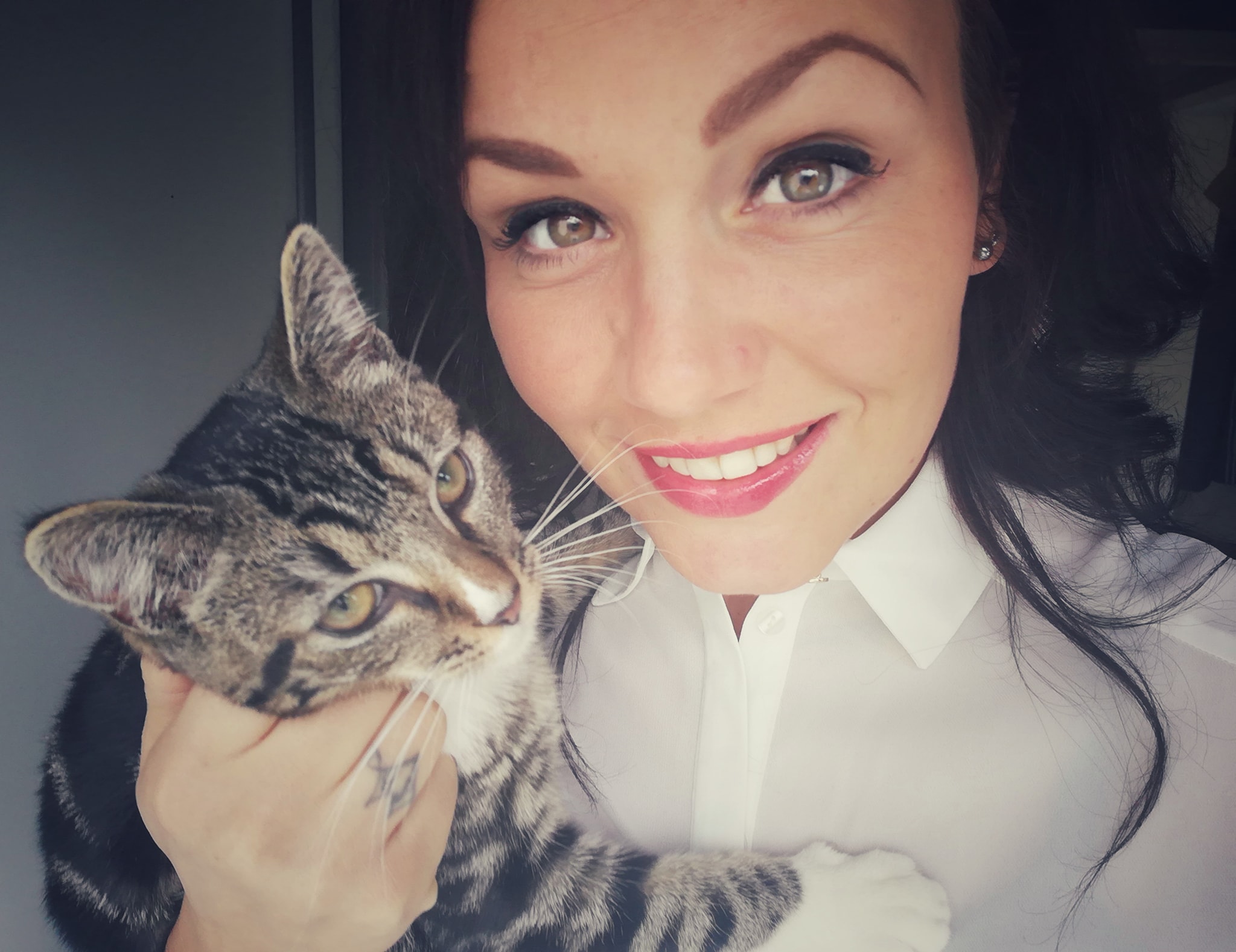 Het is vandaag Knuffeljekatdag en dit zijn jullie mooiste kattenknuffelfoto