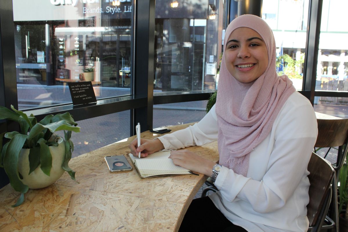 Hajar (18) heeft al twee bedrijven 'Ik wil mensen motiveren en