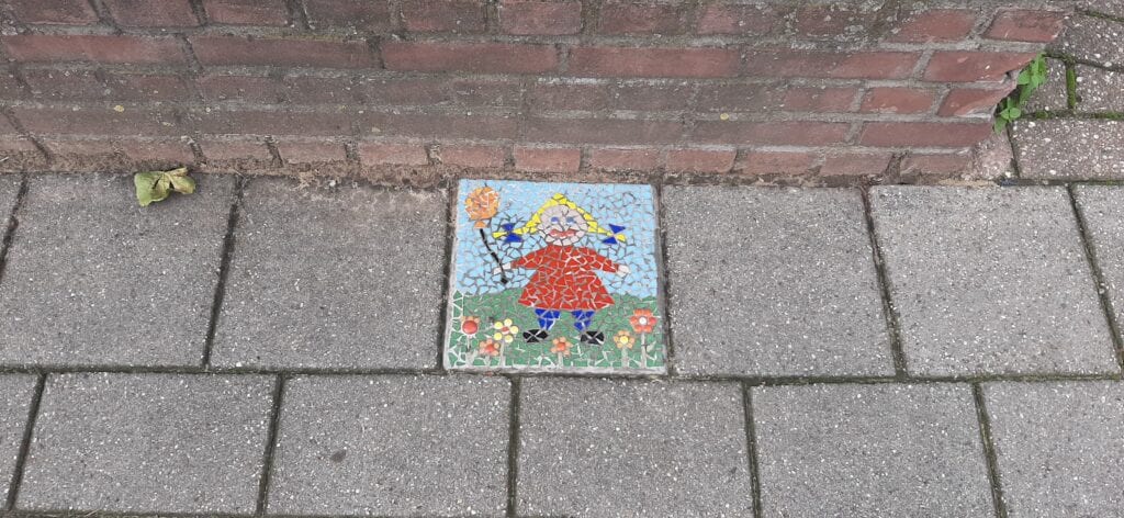 Een mozaïektegel aan de Molenstraat