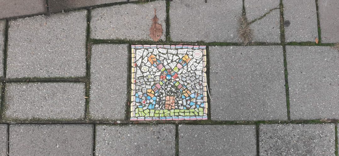 Een moza&iuml;ektegel aan de Molenstraat