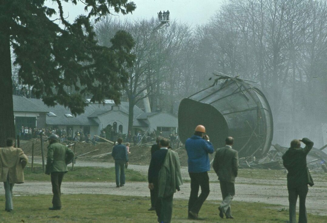 Nieuwsgierig bekijken Edenaren de brokstukken van de gesloopte watertoren.