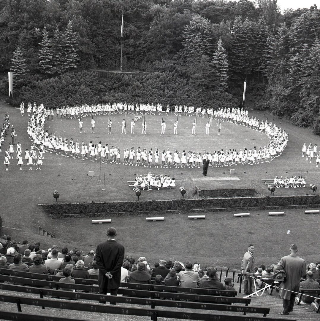 Een uitvoering van gymnastiekvereniging DOK in het Openluchttheater