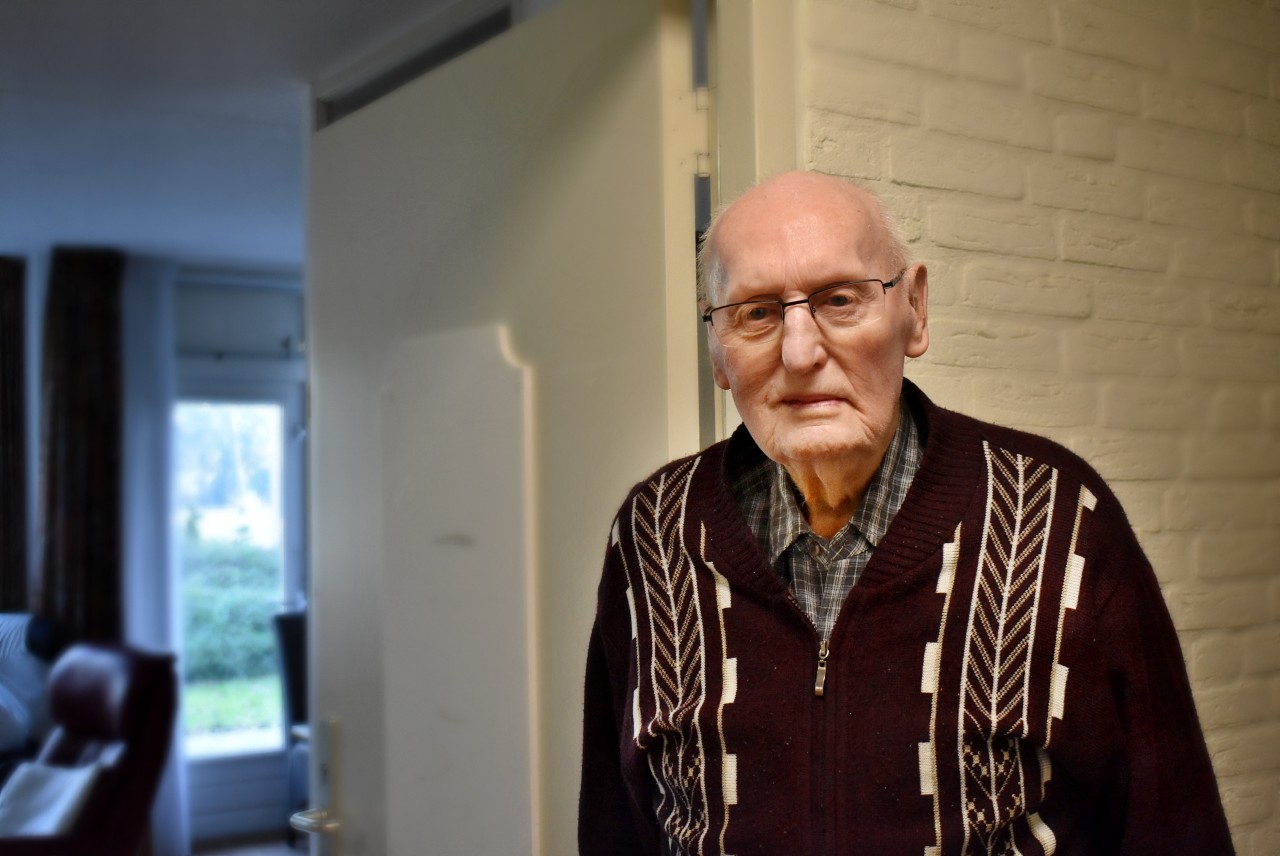 Meneer van Kooten voor zijn kamer in Het Maanderzand