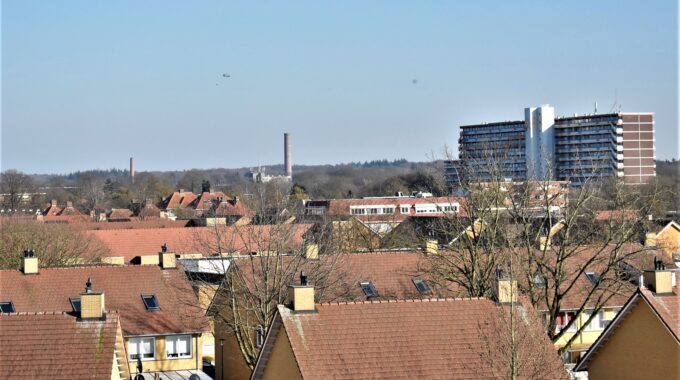 Een helikopter van Defensie boven Ede