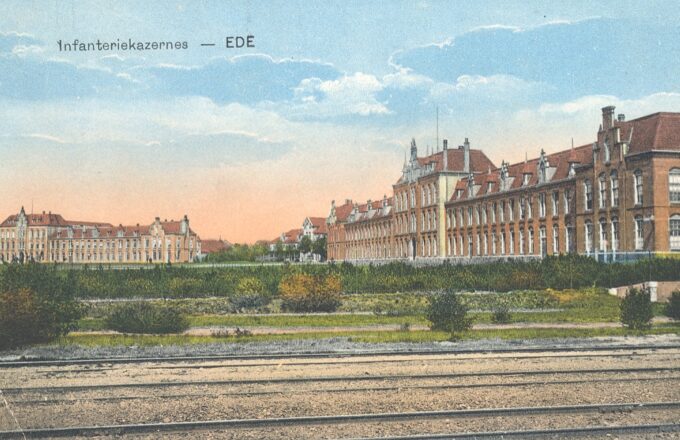De Mauritskazerne (links) en de Johan Willem Frisokazerne