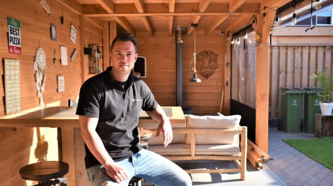 Tim in de veranda in zijn eigen tuin