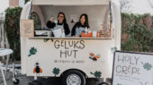 Sharony & Elzemiek van de Gelukshut. Voor de foto even vanuit de achtertuin. | foto: Savannah Borst