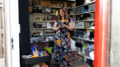 Kunstenares Machteld van der Eijk van Made Creatives in haar atelier in haar achtertuin. | Foto: Savannah Borst / STUDIO SAVAN
