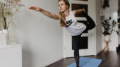 Merie van Being In Motion doet een pilatesoefening in haar huiskamer. | Beeld: STUDIO SAVAN / Savannah Borst