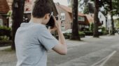 Sifra (15) legt het liefst hulpverleners vast met zijn camera. Zelf wil hij niet met zijn gezicht in beeld. | Beeld: STUDIO SAVAN / Savannah Borst