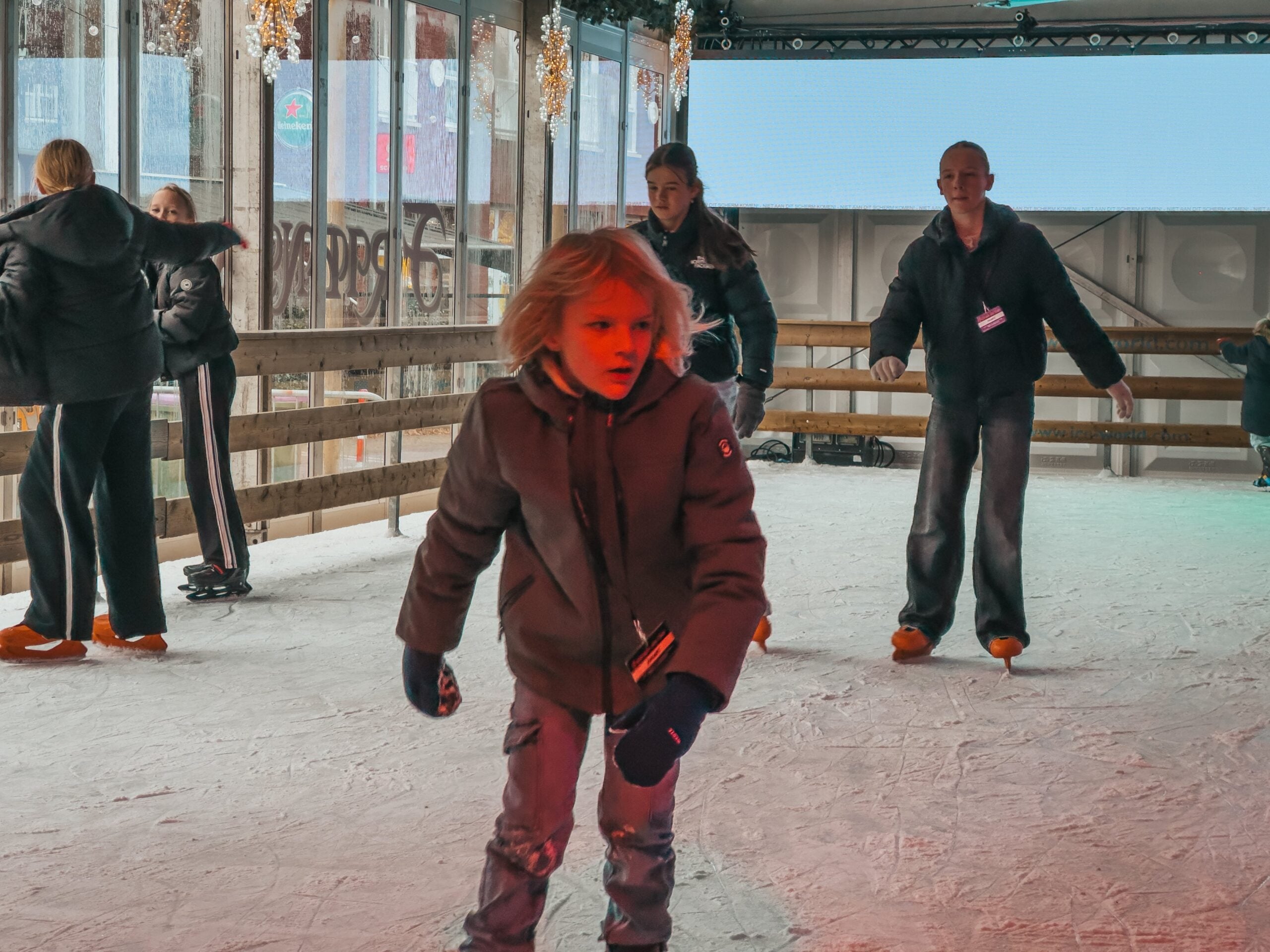 Ede schaatst erop los: bekijk hier foto’s van de schaatsbaan in het centrum
