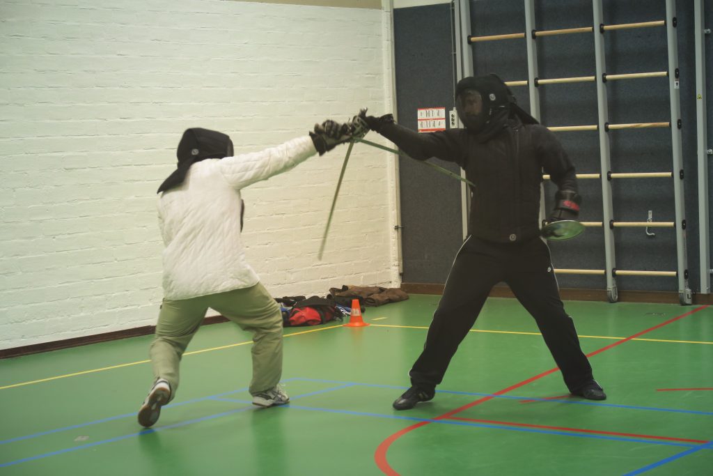 VIDEO zwaardvechten �Nee, het is niet zoiets als larpen�