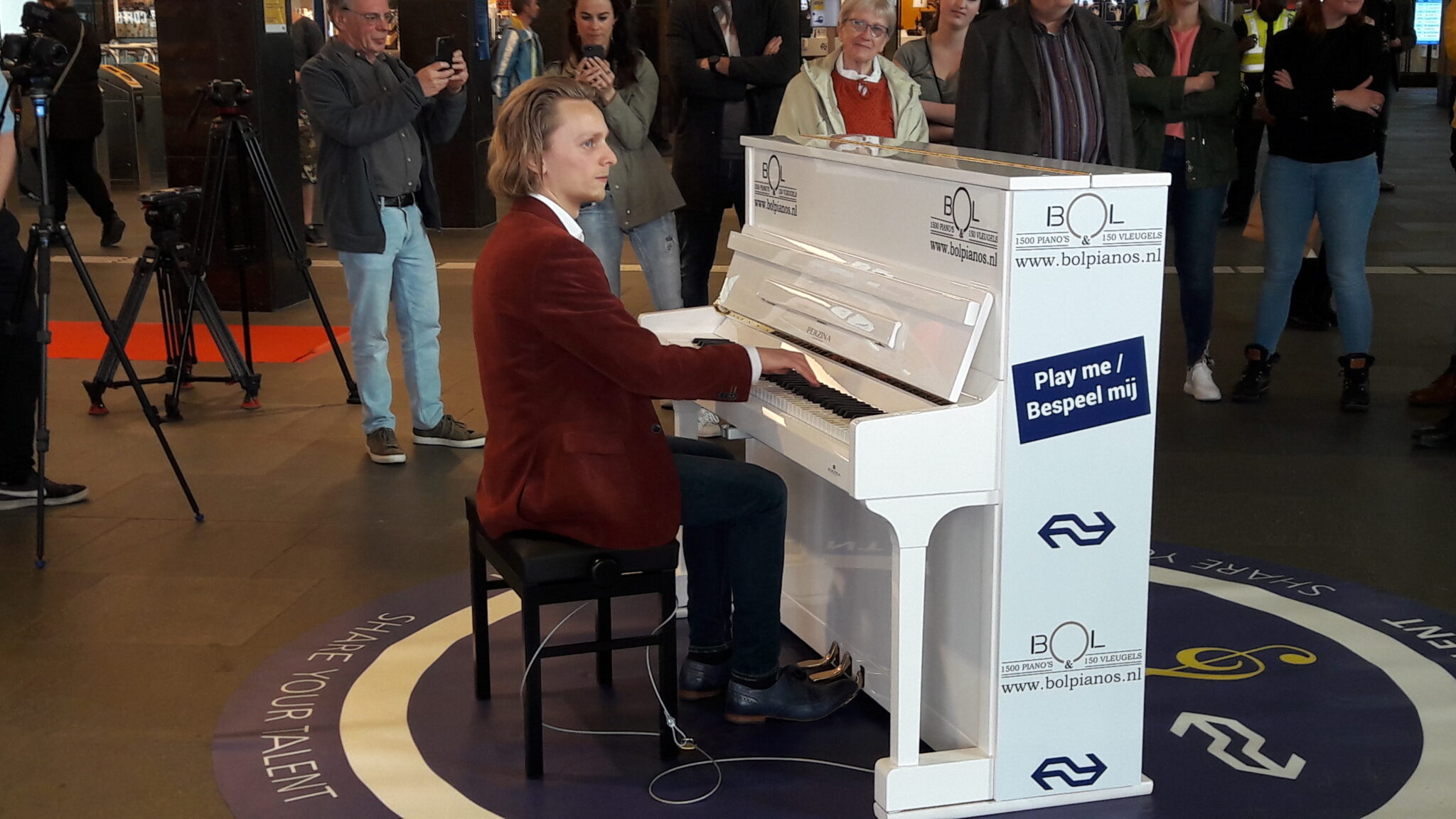 VIDEO We hebben eindelijk een stationspiano in Eindhoven! indebuurt