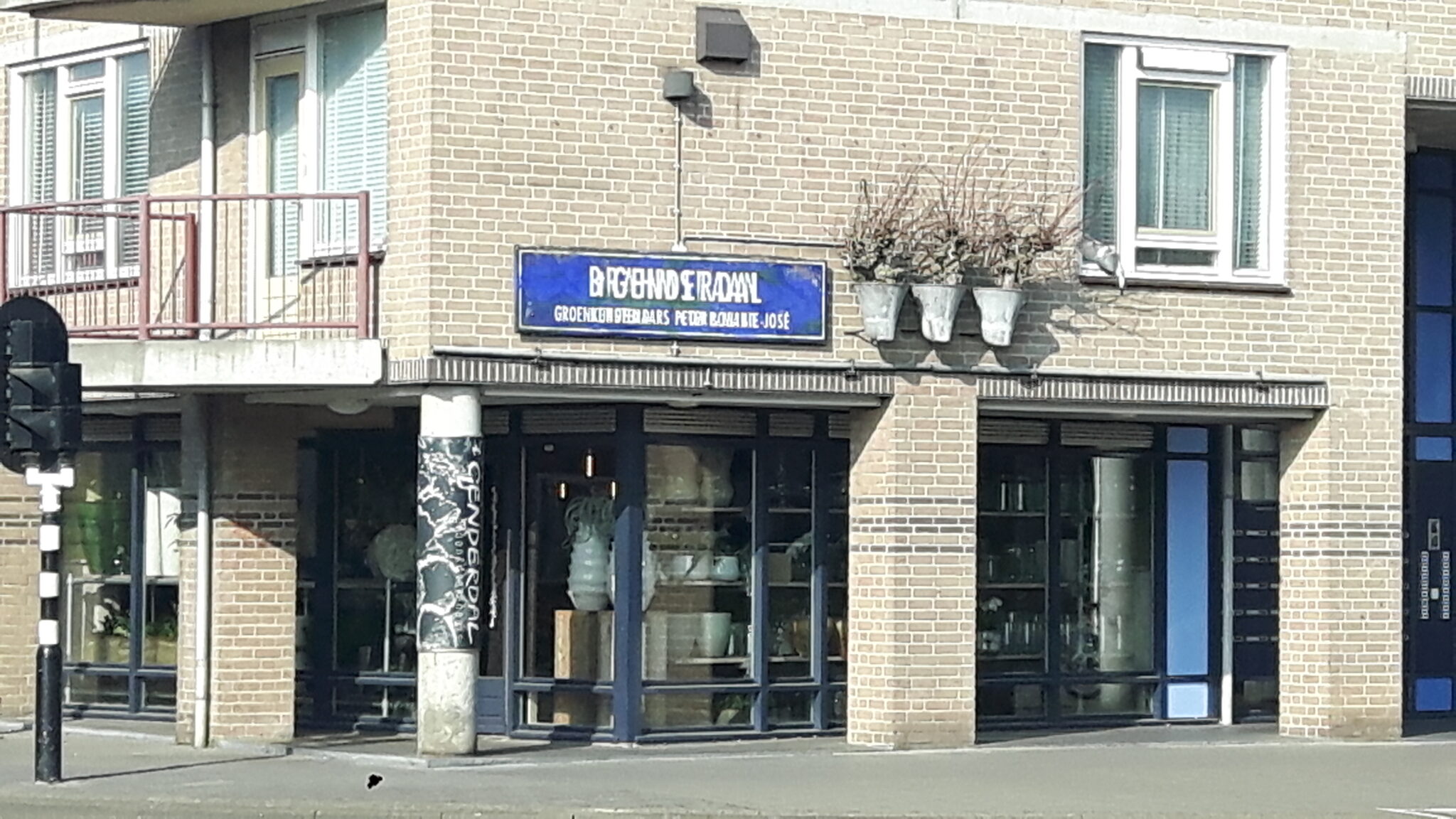 Bord bij bloemenzaak 't Genderdal