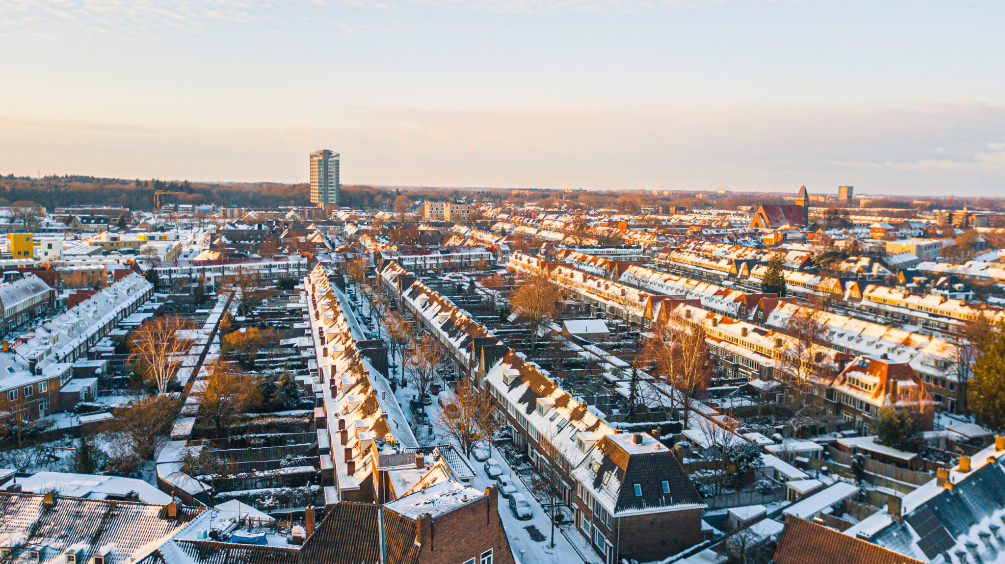 Wow dronebeelden van Eindhoven die ontwaakt in de sneeuw