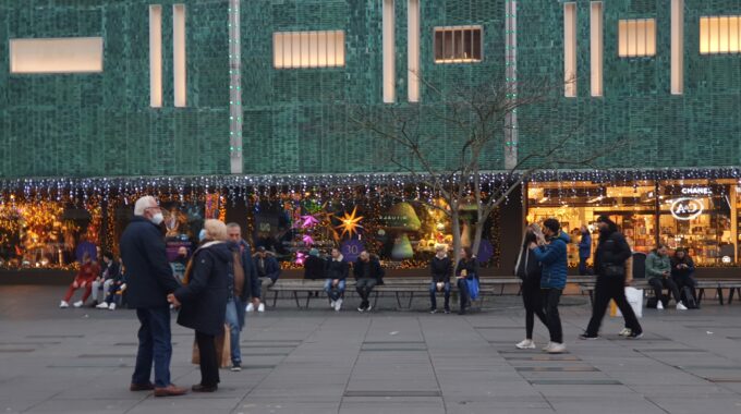 kerst centrum winkelen binnenstad etalage staking bijenkorf