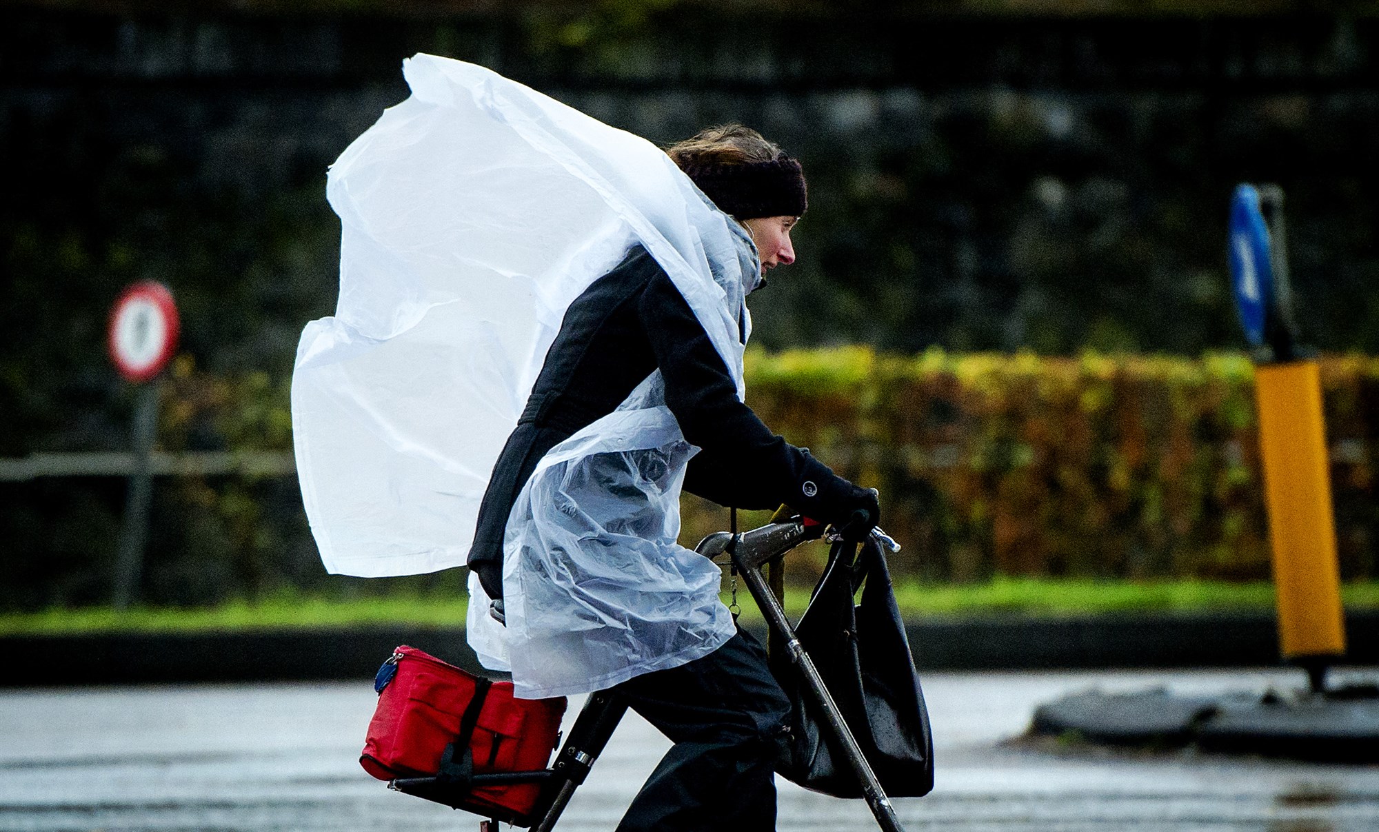 Opletten! Het is woensdagavond stormachtig in Eindhoven indebuurt Eindhoven