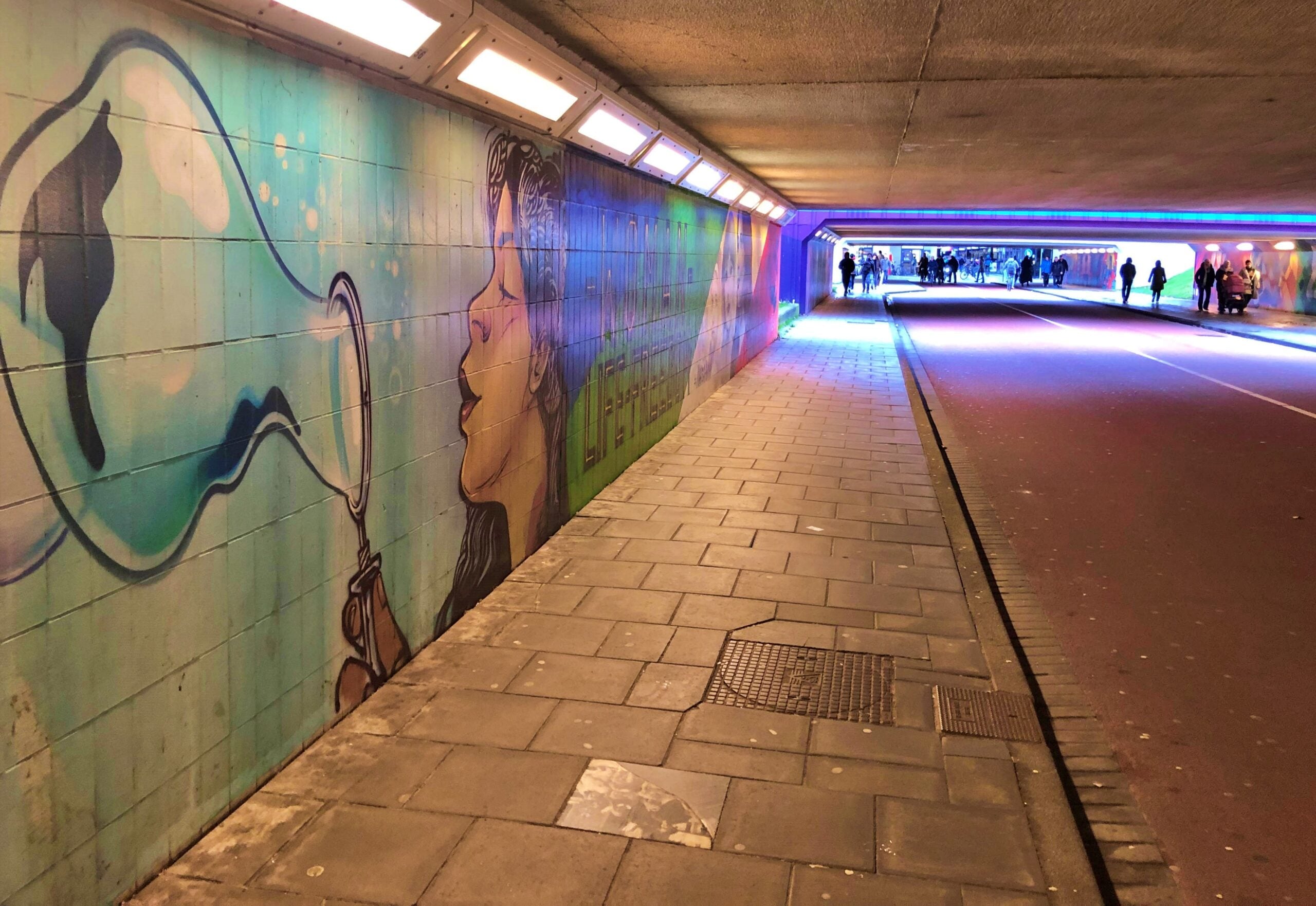 Deze tunnel in Eindhoven verandert even in een huiskamer: dit is waarom