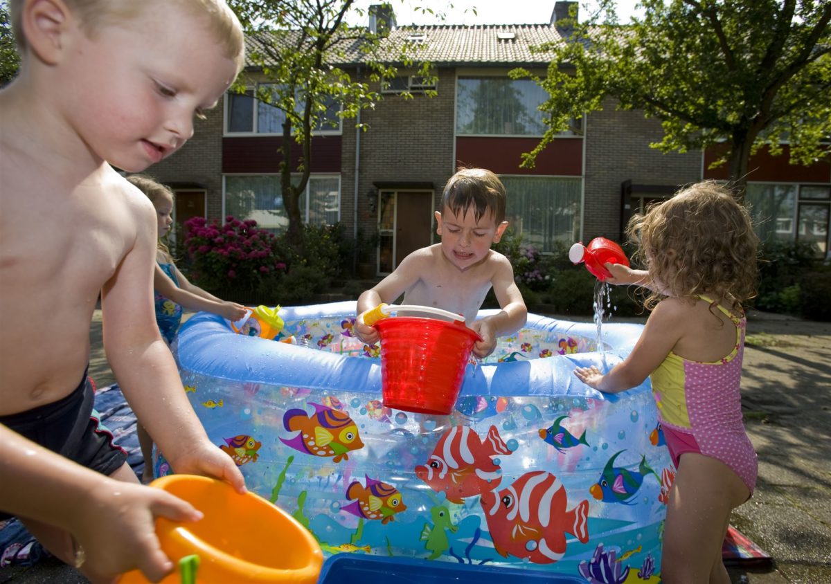 plastic opblaasbaar zwembad afval