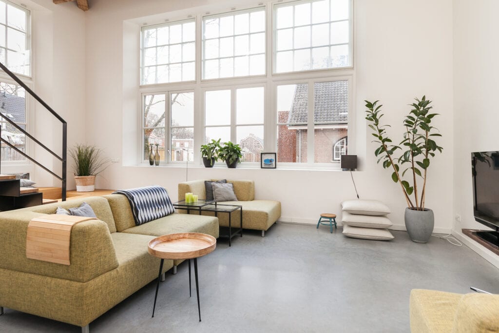Binnenkijker oude West-Indië school: woonkamer