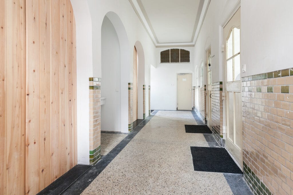 Binnenkijker oude West-Indië school: gang