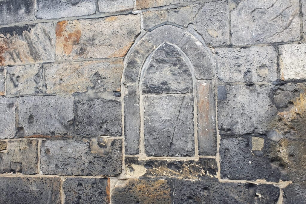 dichtgemetseld raampje grote kerk